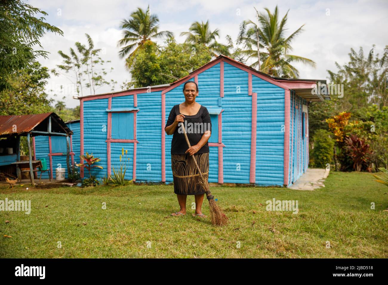 2022.19.03 Dominikanische Republik Las Guamas Eine Dominikanerin in der Nähe ihres Hauses im dominikanischen Dorf. Stockfoto