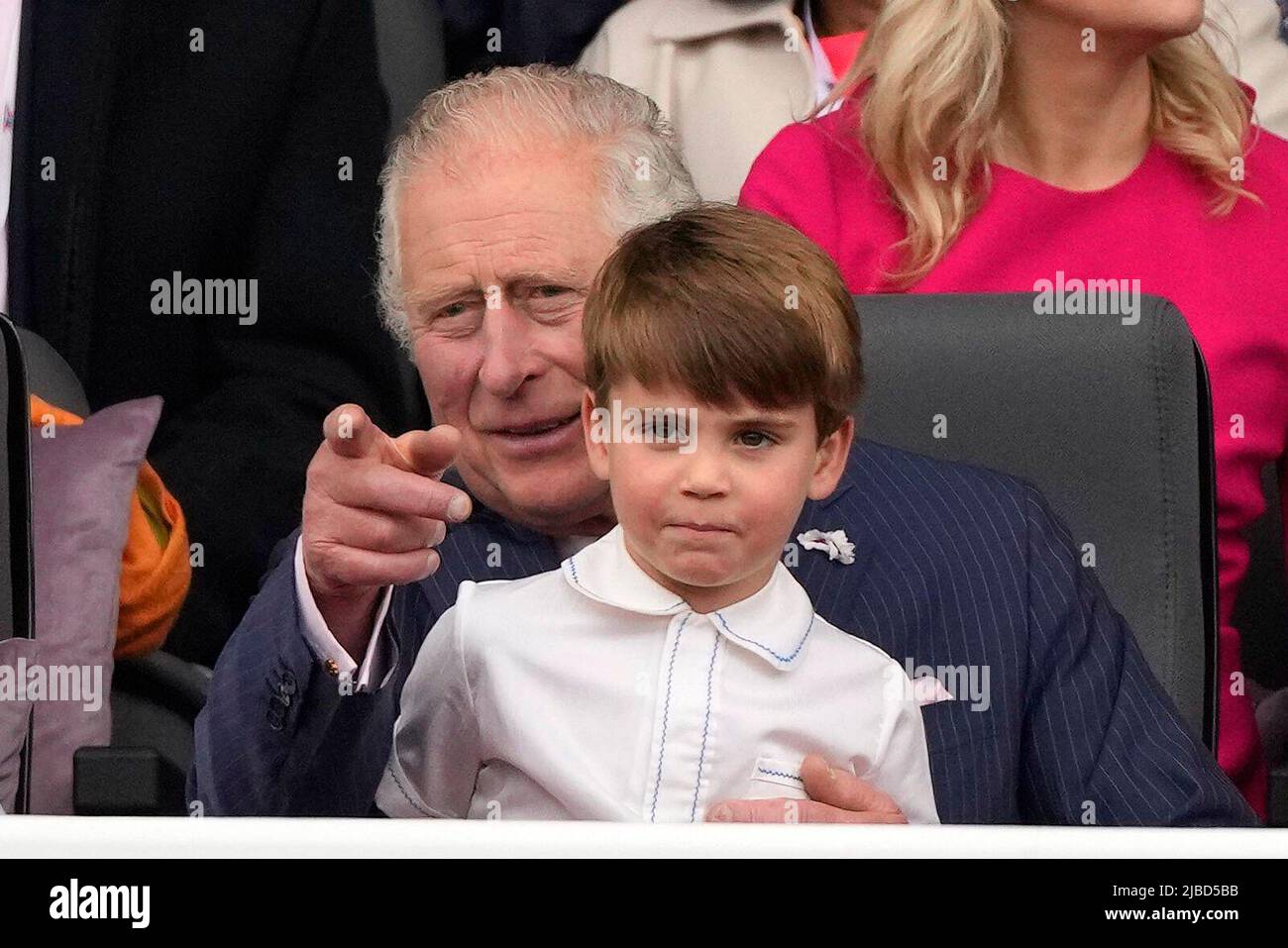 Der Prinz von Wales und Prinz Louis während der Platinum Jubilee Pageant vor dem Buckingham Palace, London, am vierten Tag der Platinum Jubilee Feiern. Bilddatum: Sonntag, 5. Juni 2022. Stockfoto