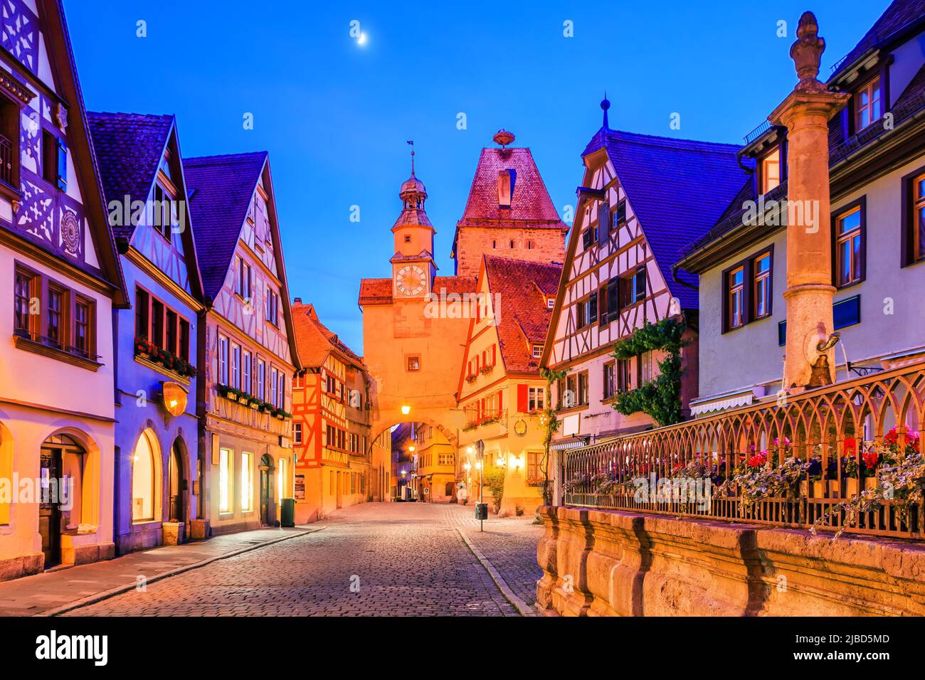 Rothenburg ob der Tauber, Deutschland. Mittelalterliche Stadt Rothenburg bei Nacht. Stockfoto