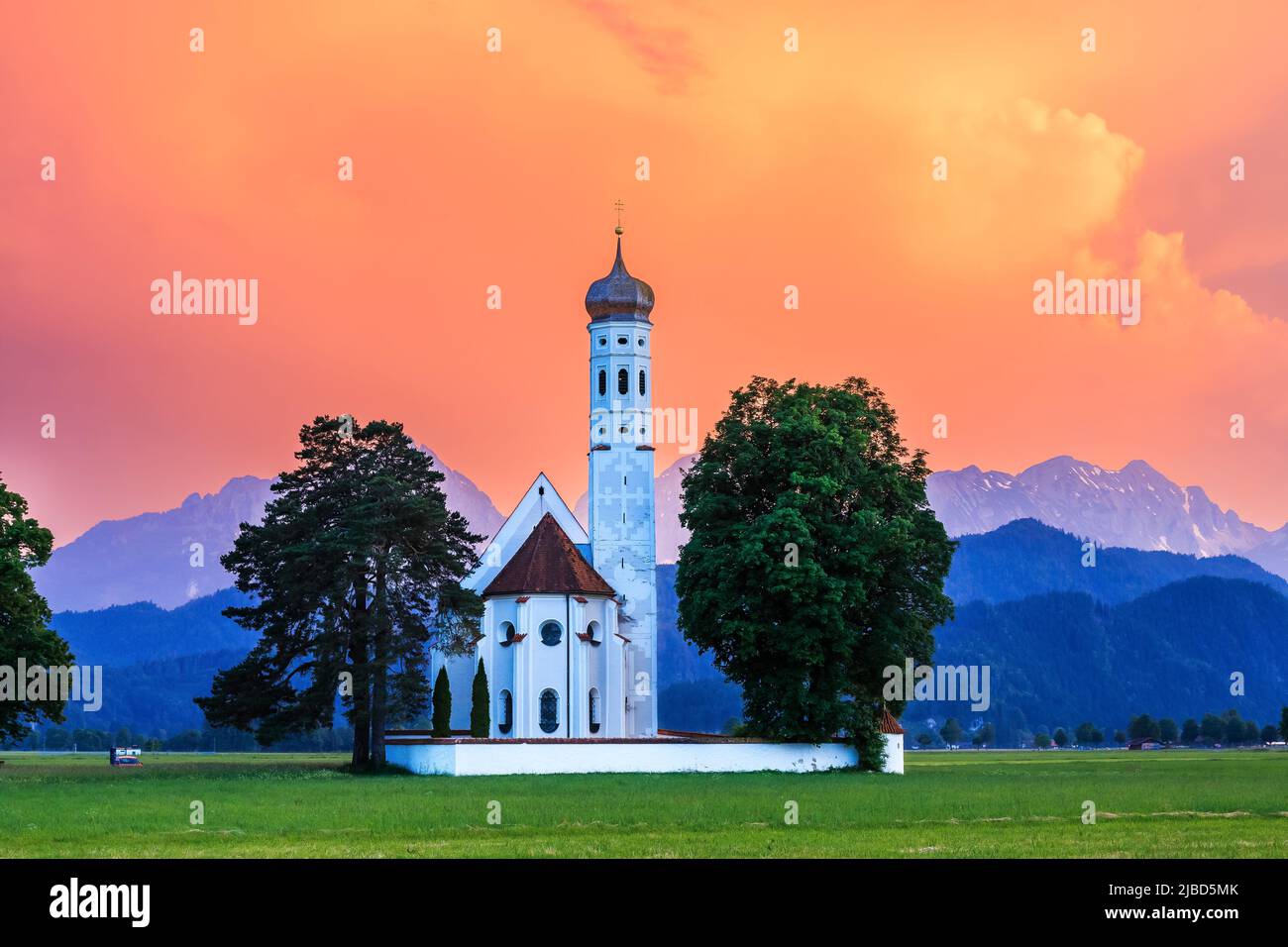 Schwangau, Deutschland. Blick auf die Kirche St. Coloman, Bayern bei Sonnenuntergang. Stockfoto