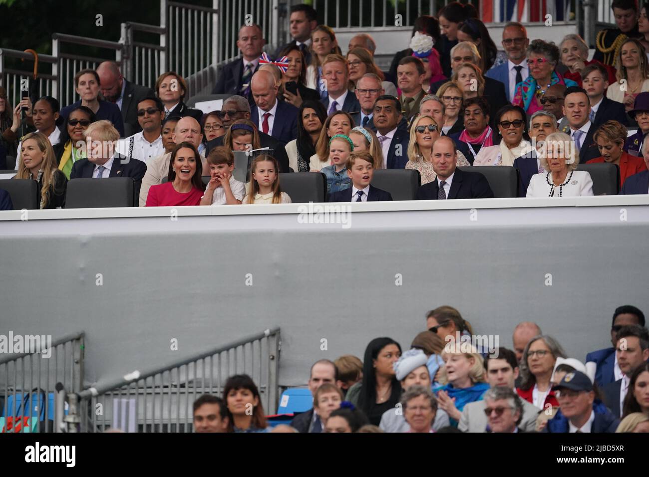 (Erste Reihe, von links nach rechts) die Herzogin von Cambridge, Prinz Louis, Prinzessin Charlotte, Prinz George, der Herzog von Cambridge und die Herzogin von Cornwall, (zweite Reihe, von links nach rechts) Carrie Johnson, Premierminister Boris Johnson, Mike Tindall, Mia Tindall, Lena Tindall, Savannah Phillips, Zara Tindall, die Bürgermeisterin von London Sadiq Khan und Saadiya Khan während des Platin-Jubiläums-Pageants am vierten Tag der Platin-Jubiläums-Feierlichkeiten. Bilddatum: Sonntag, 5. Juni 2022. Stockfoto