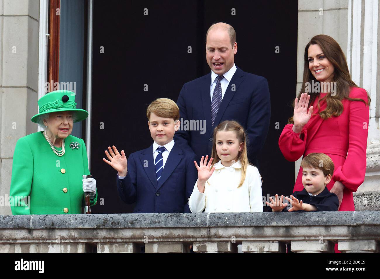 Königin Elizabeth II., Prinz George, Herzog von Cambridge, Prinzessin Charlotte, Prinz Louis, Herzogin von Cambridge auf dem Balkon des Buckingham Palace, London, am vierten Tag der Feierlichkeiten zum Platin-Jubiläum. Bilddatum: Sonntag, 5. Juni 2022. Stockfoto