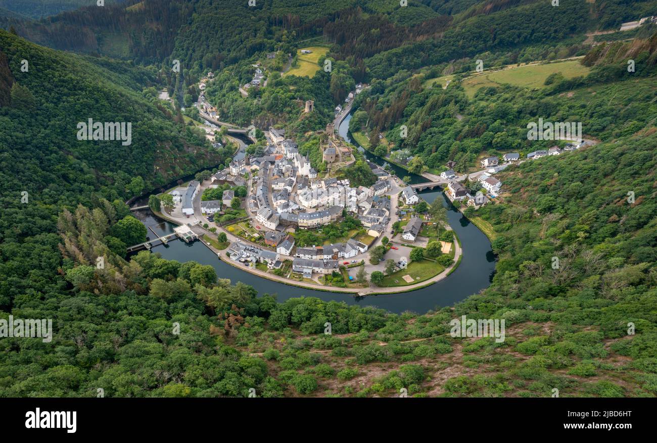 Esch-sur-Sure, Luxemburg - 4. Juni 2022: Drohnenansicht des malerischen Dorfes Esch-sur-Sure an der Sauer im Norden Luxemburgs Stockfoto