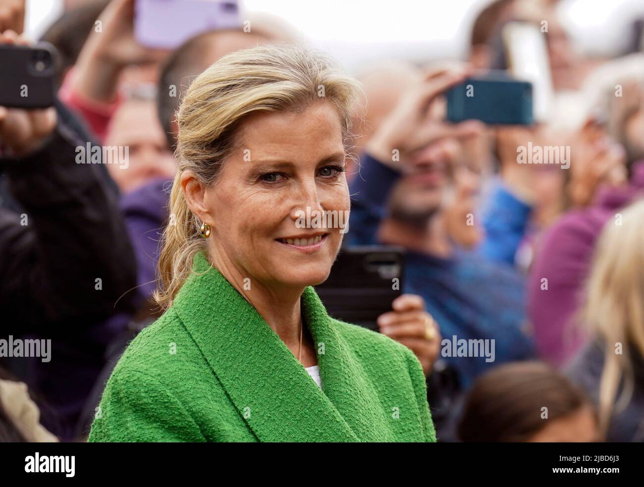 Die Gräfin von Wessex während des Großen Jubiläums-Mittagessens mit Mitgliedern der örtlichen Gemeinde, die am „Long Table“ auf dem Long Walk, Windsor Castle, am vierten Tag der Feierlichkeiten zum Platin-Jubiläum saßen. Bilddatum: Sonntag, 5. Juni 2022. Stockfoto