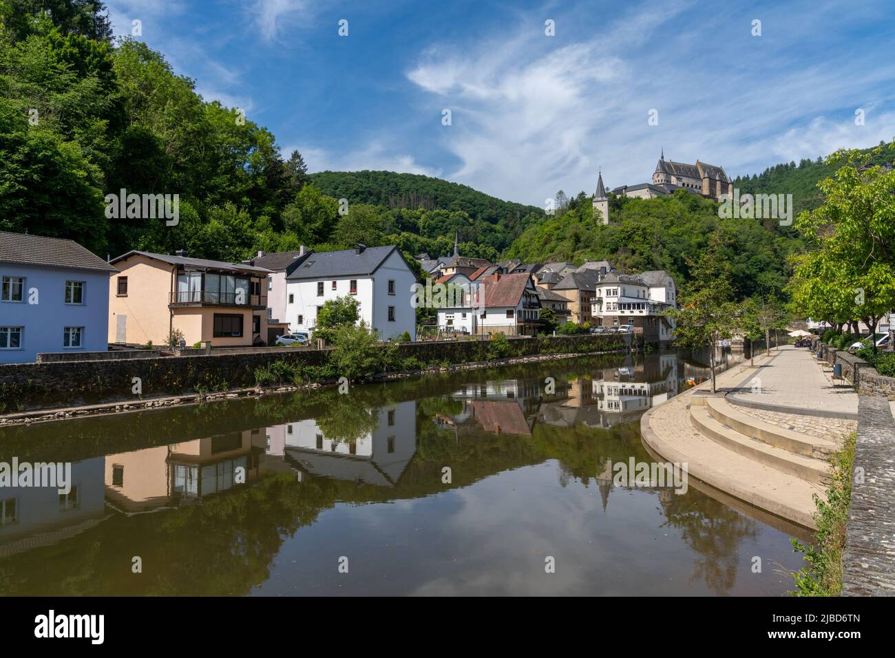 Vianden, Luxemburg - 3. Juni 2022: Blick auf das malerische Dorf und Schloss Vianden am Our River in Luxemburg Stockfoto