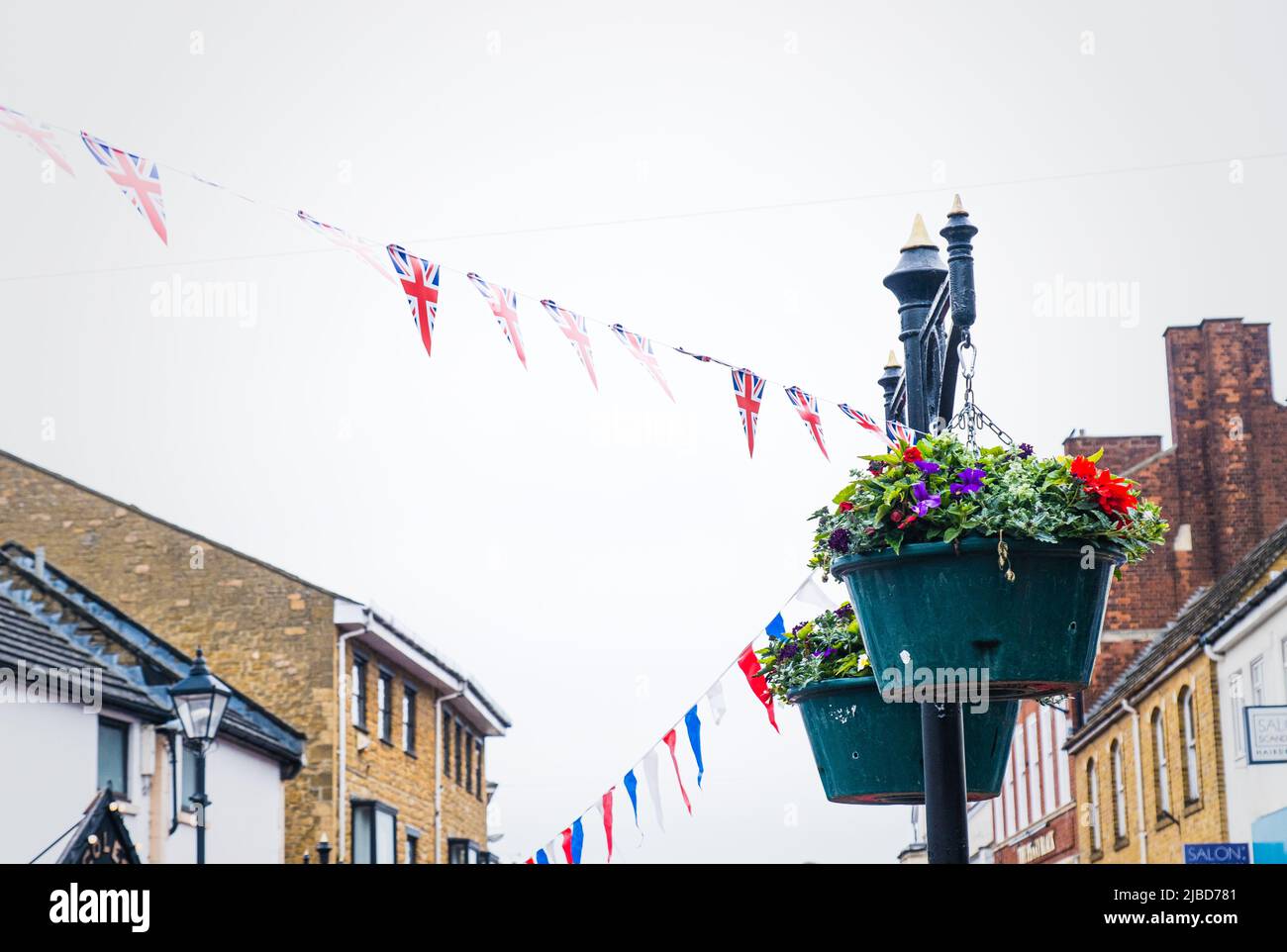 Bunting und Dekorationen in Bicester, Oxfordshire für das Queens Platinum Jubilee. Stockfoto