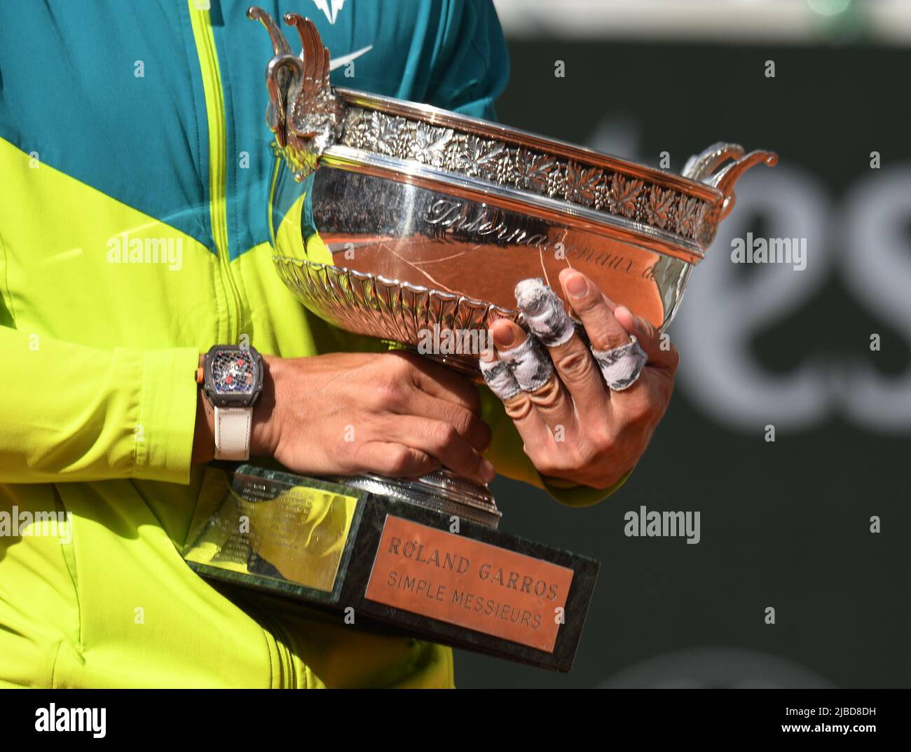 Paris, Frankreich. 05.. Juni 2022. Roland Garros French Open Day 15 05/06/2022 Rafa Nadal (ESP) geklebte Finger greifen den Pokal und Sport seine 1 Millionen US-Dollar teure Richard Mille-Uhr gewinnt das Finale der Herren-Singles mit seinem Grand-Slam-Titel 22. und hebt das Coupe des Mousquetaires an Credit: Roger Parker/Alamy Live News Stockfoto