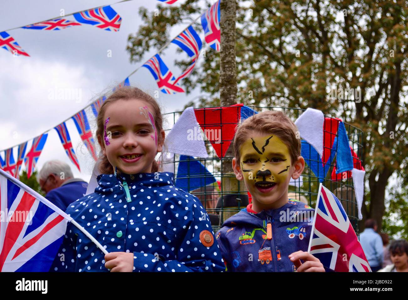 Stockton-on-Tees, Großbritannien. 05 Juni 2022. Die Bewohner von Stockton-on-Tees nahmen an einem riesigen „Jubilee Picnic in the Park“ im wunderschönen Ropner Park Teil, um das Platin-Jubiläum Ihrer Majestät Königin Elizabeth II. Zu feiern, das den Rekord für die 70-jährige Herrschaft Ihrer Majestät darstellt. Quelle: Teesside Snapper/Alamy Live News Stockfoto