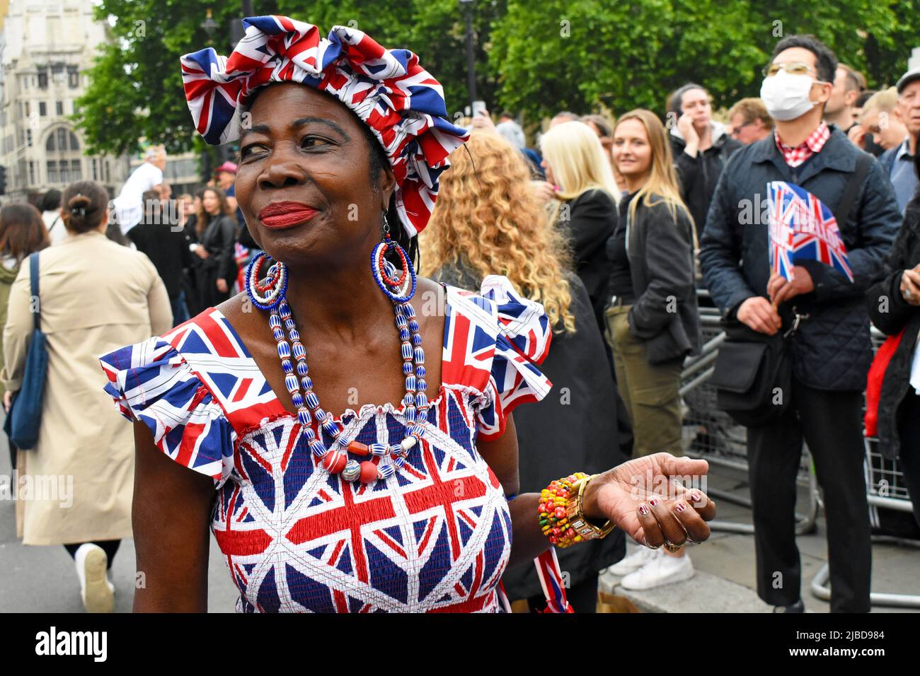 London, Großbritannien. 5.. Juni 2022. Große Menschenmengen kommen am Trafalgar Square vorbei, um sich die Jubiläumsfeier mit Platin anzusehen. Kredit: JOHNNY ARMSTEAD/Alamy Live Nachrichten Stockfoto