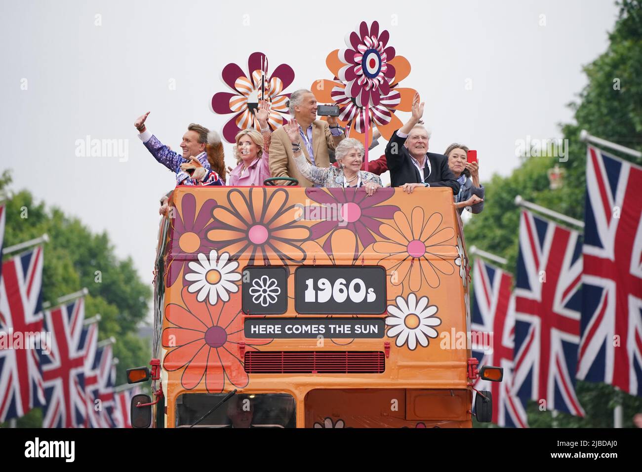 Valerie singleton buckingham palace Fotos und Bildmaterial in hoher