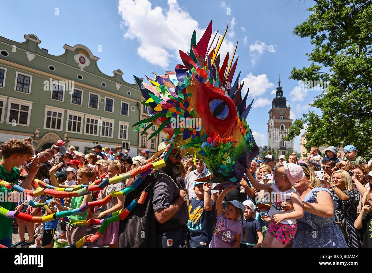 Krakau, Krakau, Polen. 5.. Juni 2022. 21. große Drachenparade marschiert am 5.. Juni 2022 auf dem Hauptplatz in Krakau, Polen. Die jährliche Parade der Großen Drachen umfasst mehr als tausend Teilnehmer, meist Kinder, die an der farbenfrohen Veranstaltung voller verschiedener Drachenwesen teilnehmen. (Bild: © Beata Zawrzel/ZUMA Press Wire) Stockfoto