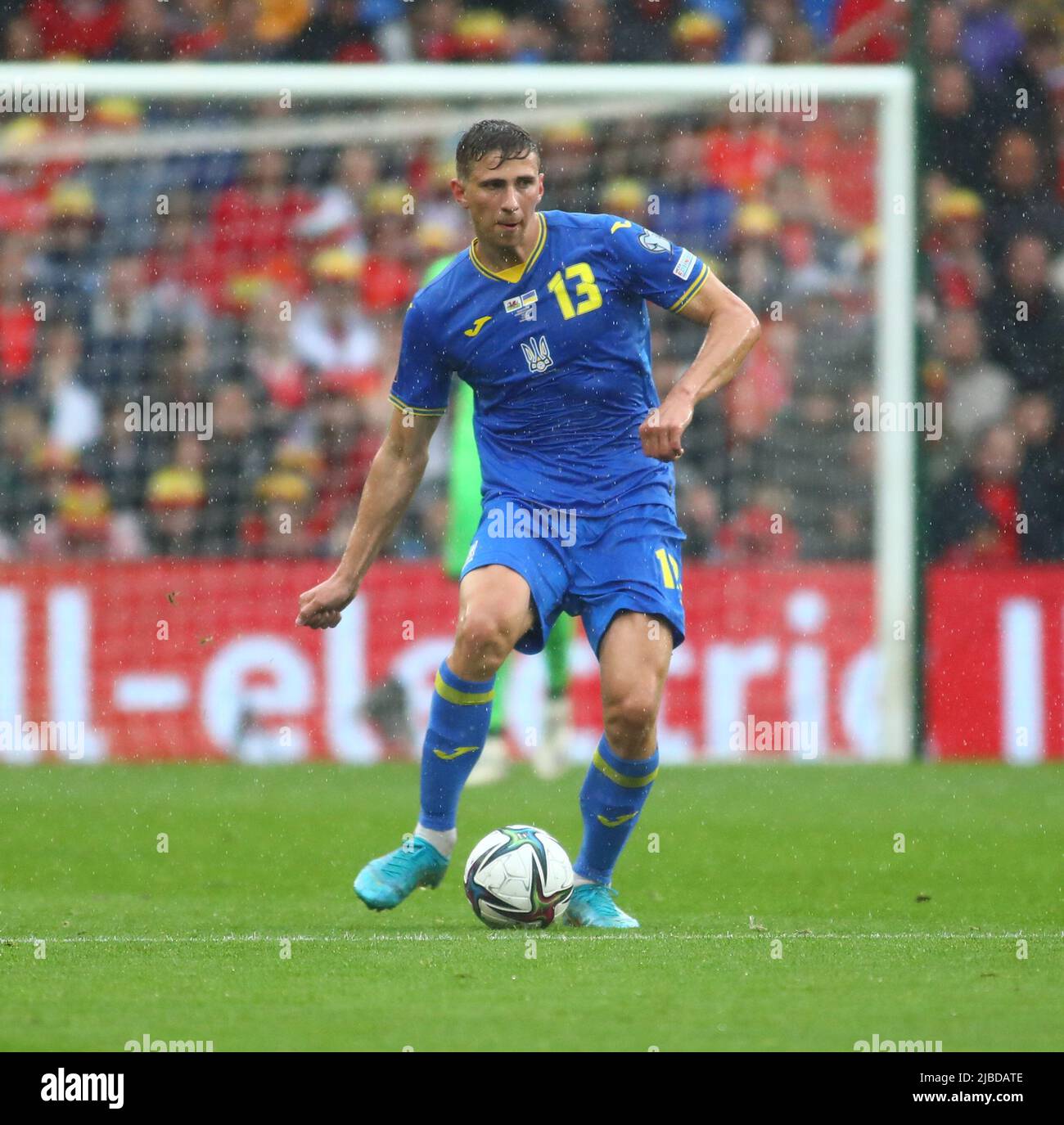 Cardiff City Stadium, Cardiff, Großbritannien. 5.. Juni 2022. WM 2022 Qualifikation Wales gegen Ukraine; Illia Zabarnyi aus der Ukraine übergibt den Ball Kredit: Action Plus Sports/Alamy Live News Stockfoto
