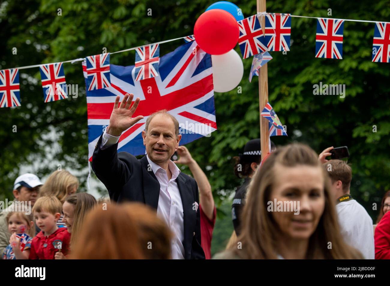 Windsor, Großbritannien. 5.. Juni 2022. Einheimische und Besucher waren begeistert, dass der Sohn Ihrer Majestät der Königin, Prinz Edward, der Graf von Wessex, und seine Frau Sophie, die Gräfin von Wessex, Windsor heute bei Windsor's Big Lunch auf dem Long Walk besuchten. Die Gräfin von Wessex trug eine grüne Jacke und eine weiß ausgestellte Hose. Quelle: Maureen McLean/Alamy Live News Stockfoto