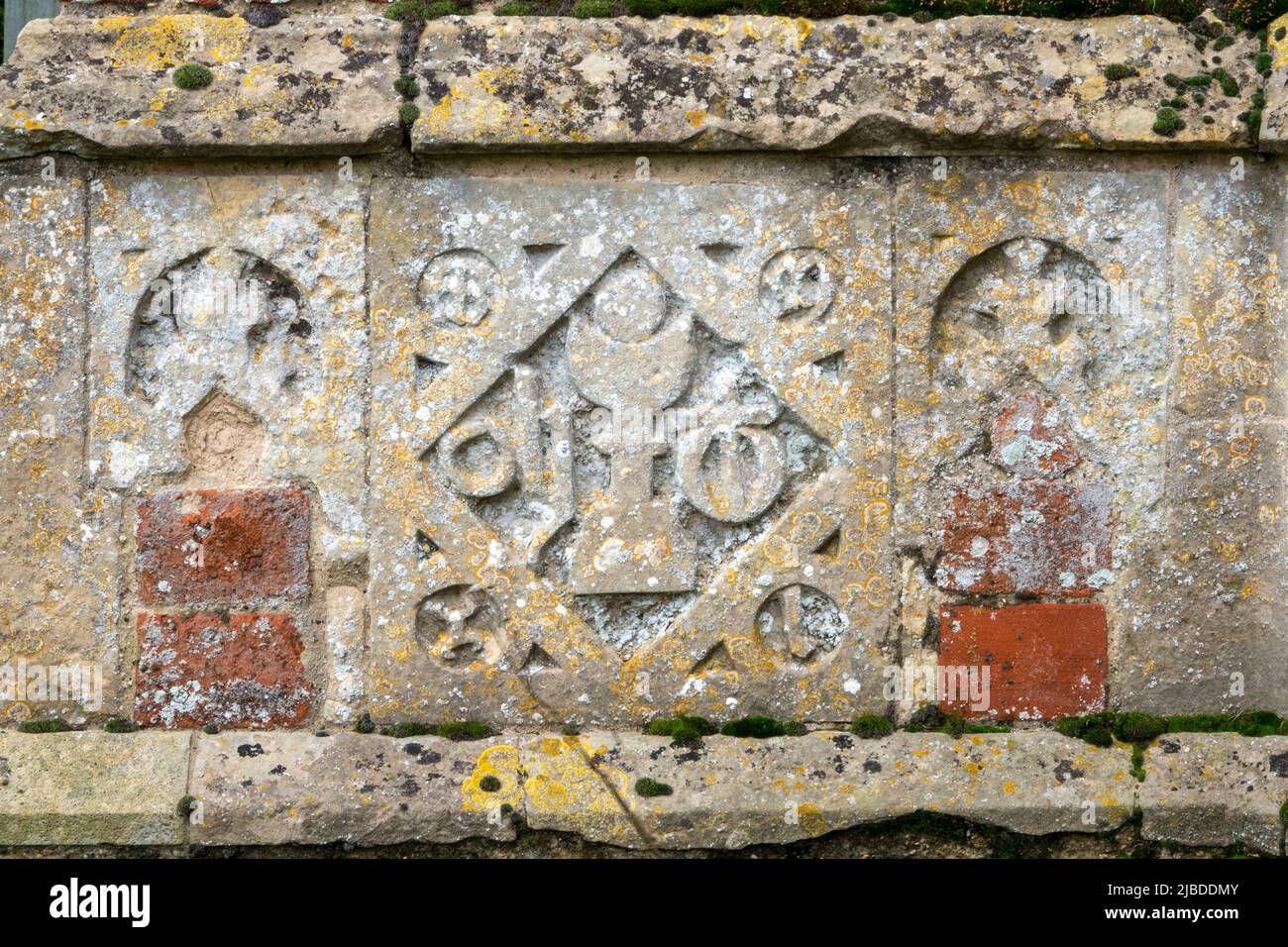 In Stein gemeißelte Entwürfe und Motive mit gemauerten Flusharbeiten in der Kirche St. Peter Charsfield, Suffolk Stockfoto