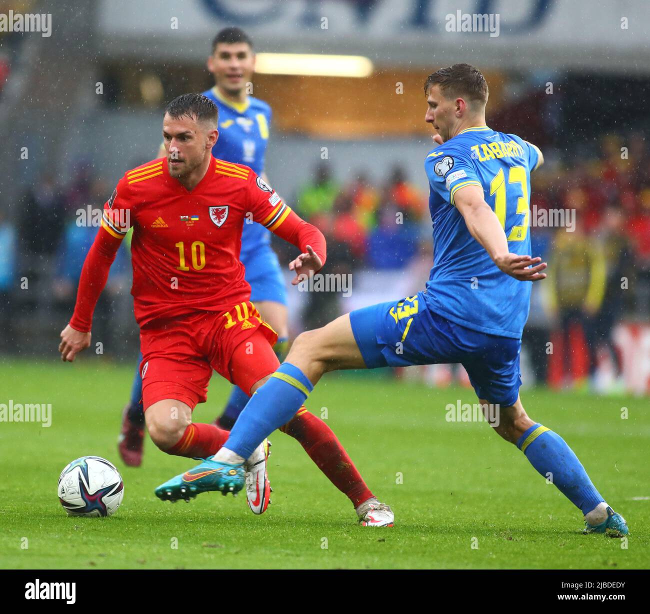 Cardiff City Stadium, Cardiff, Großbritannien. 5.. Juni 2022. WM 2022 Qualifikation Wales gegen Ukraine; Aaron Ramsey aus Wales wird von Illia Zabarnyi aus der Ukraine herausgefordert Credit: Action Plus Sports/Alamy Live News Stockfoto