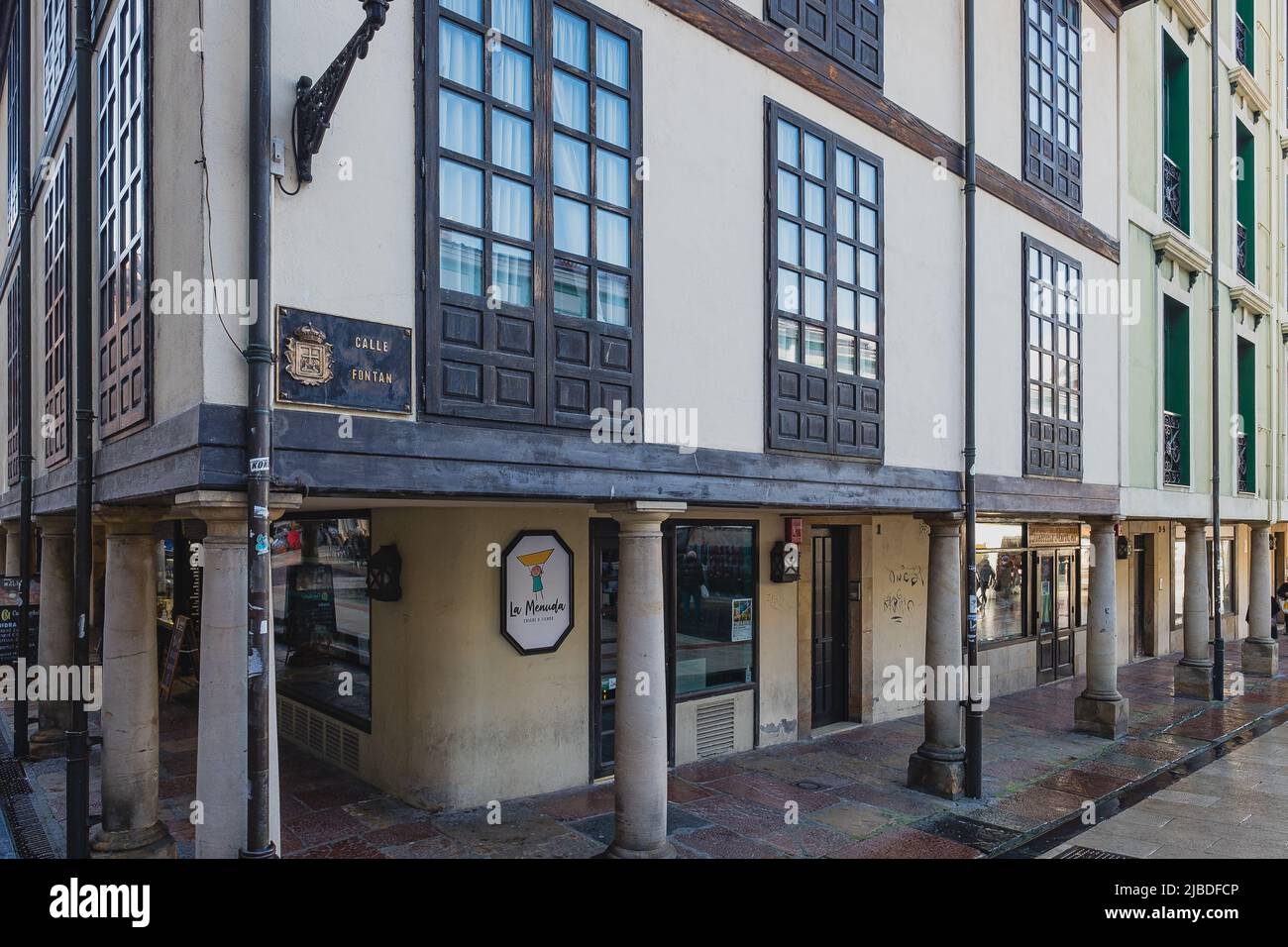 Oviedo, Uvieu, 3. April 2022. Plaza del Fontan in der Stadt Oviedo, Asturien. Stockfoto