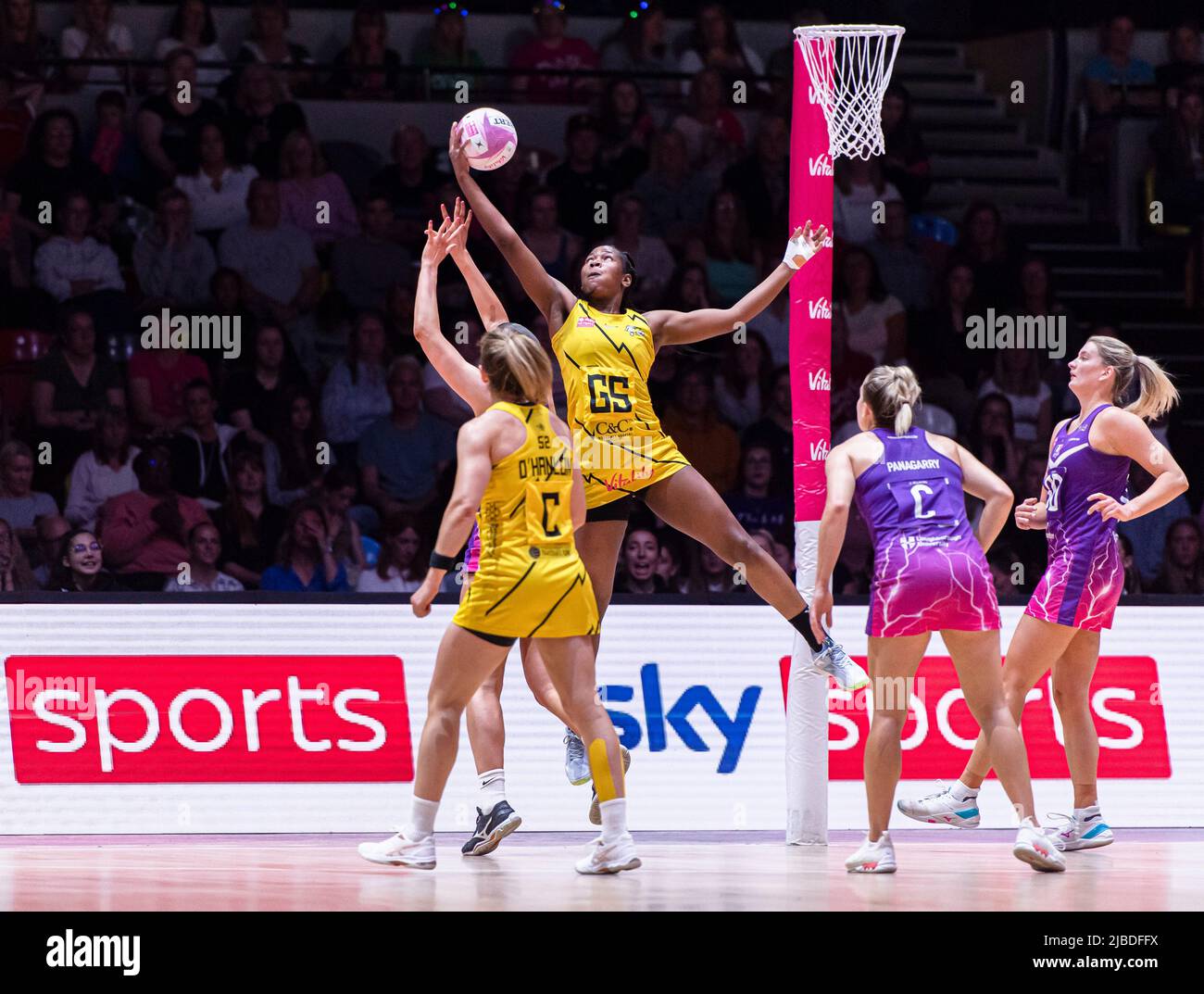 LONDON, Großbritannien. Jun 05, 2022. Während Vitality Netball - Grand Final zwischen Manchester Thunder gegen Loughborough Lightning in der Copper Box Arena am Sonntag, 05. Juni 2022 in LONDON ENGLAND. Kredit: Taka G Wu/Alamy Live Nachrichten Stockfoto
