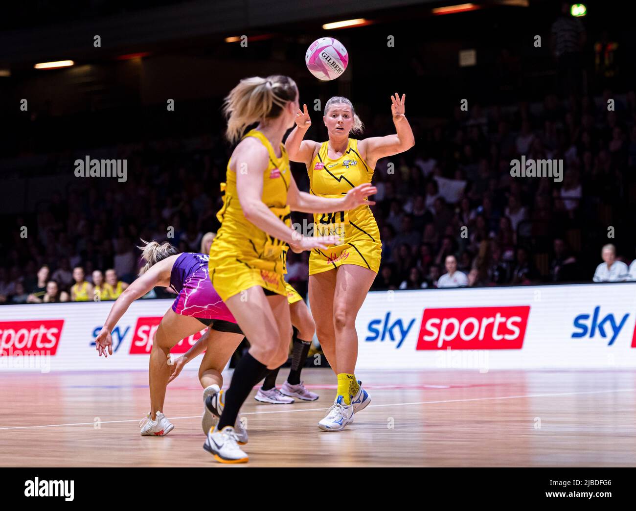LONDON, Großbritannien. Jun 05, 2022. Während Vitality Netball - Grand Final zwischen Manchester Thunder gegen Loughborough Lightning in der Copper Box Arena am Sonntag, 05. Juni 2022 in LONDON ENGLAND. Kredit: Taka G Wu/Alamy Live Nachrichten Stockfoto
