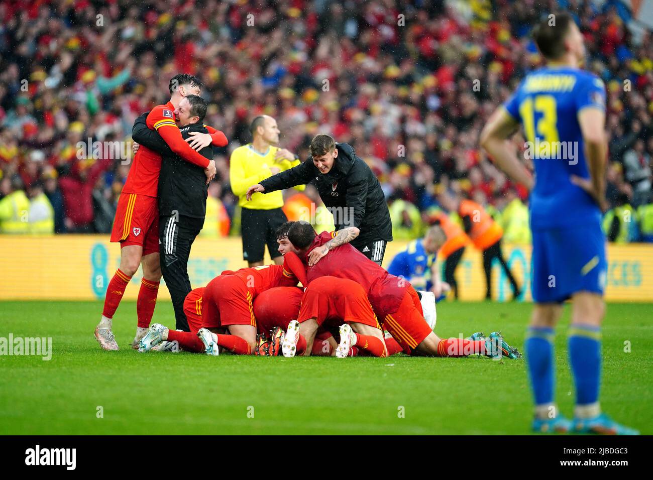 Die Spieler und Mitarbeiter von Wales feiern nach der Qualifikation für die Qatar World Cup nach dem Sieg im Finale der FIFA World Cup 2022 Qualifier im Cardiff City Stadium, Cardiff. Bilddatum: Sonntag, 5. Juni 2022. Stockfoto