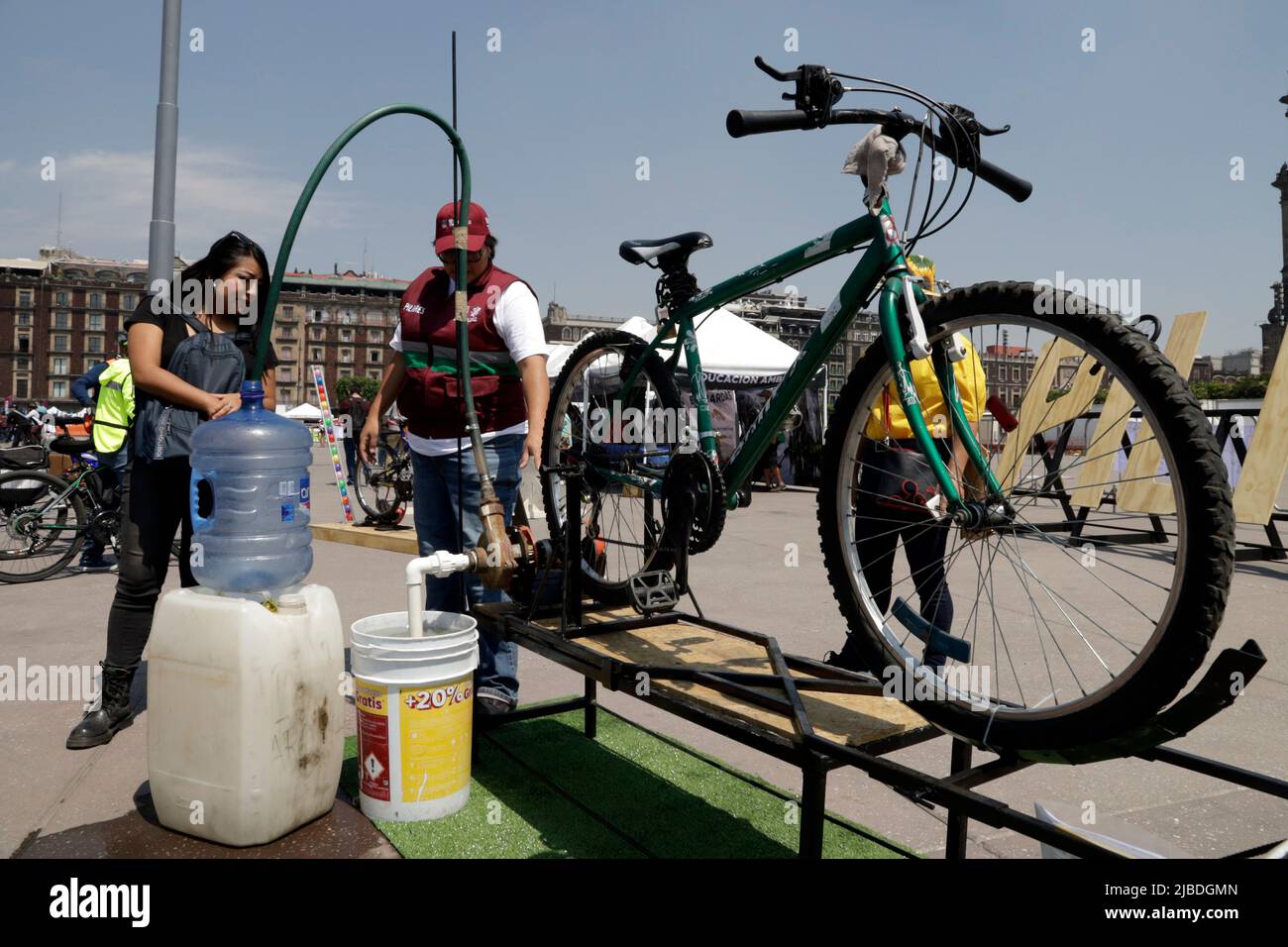 Mexiko-Stadt, Mexiko-Stadt, Mexiko. 4.. Juni 2022. Personen besuchen das Fahrradfestival im Rahmen des World Bike Day mit mehr als 50 kostenlosen Aktivitäten, Fahrradschule, Workshops und Kursen an diesem Wochenende. Zusätzlich zu einem Fahrradmuseum. Am 4. Juni 2022 In Mexiko-Stadt, Mexiko. (Bild: © Luis Barron/eyepix via ZUMA Press Wire) Stockfoto