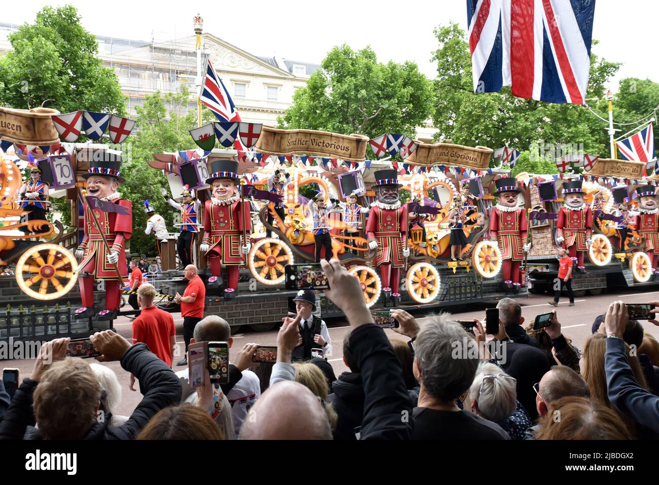 London, Großbritannien. 5.. Juni 2022. Große Menschenmassen säumen die Straßen Londons für den Platinum Jubilee Pageant. Kredit: Matthew Chattle/Alamy Live Nachrichten Stockfoto