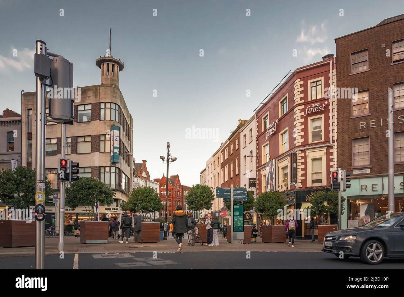 Straßenszene in St. Stephens Green in Richtung Grafton Street. Dublin. Irland. Stockfoto