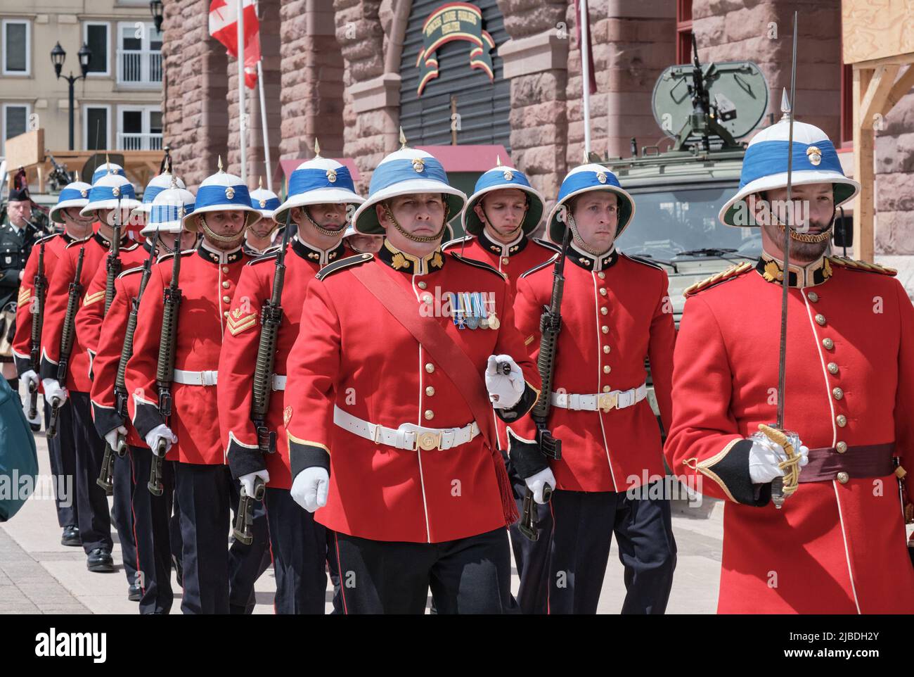 Halifax, Nova Scotia, 5.. Juni 2022. Oberstleutnant Rhonda Matthews übernimmt bei der Zeremonie in Halifax das Kommando über die Prinzessin Louise Fusiliers. Sie wird die erste weibliche Kommandooffizierin in der Geschichte der kanadischen Brigade, da Oberstleutnant Barry Pitcher nach drei Jahren das Kommando über die Einheit aufgibt. Die Prinzessin Louise Fusiliers sind ein Infanterieregiment der kanadischen Streitkräfte, das 1869 in Halifax seinen Ursprung hatte. Kredit: Meanderingemu/Alamy Live Nachrichten Stockfoto