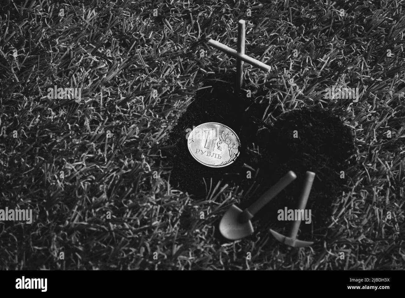 Der Rubel fiel im Wert. Währungsabwertung. Krise im Land. Verbot von Zahlungen und Überweisungen. Harte Zeiten für die Währungseinheit. Hohes q Stockfoto