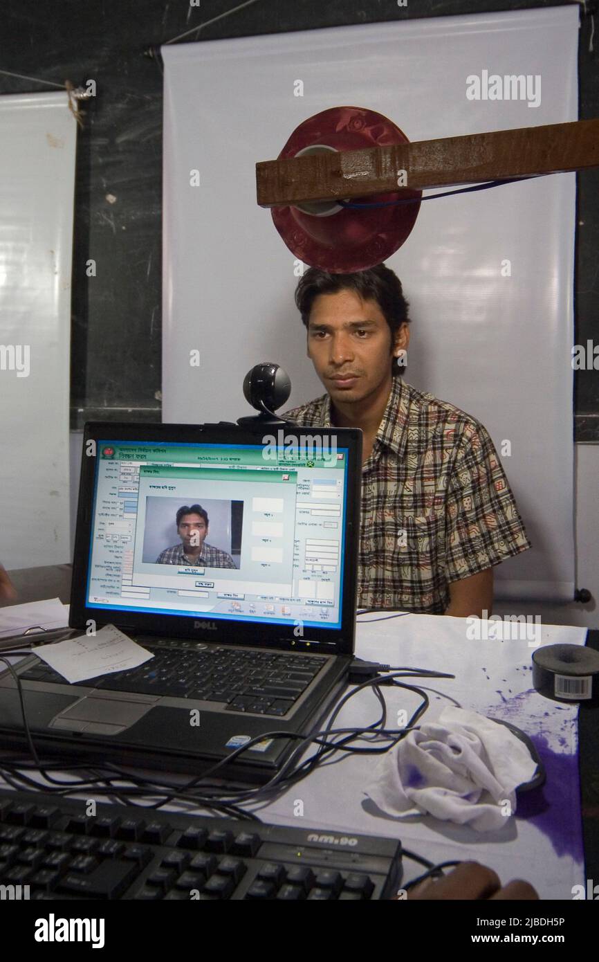 Bürger aus Bangladesch füllen am 26. Dezember 2007 ihre Wählerausweise aus und geben Fotos im Rayar Bazar Highschool Center, Dhanmondi Dhaka, Bangladesch. Stockfoto