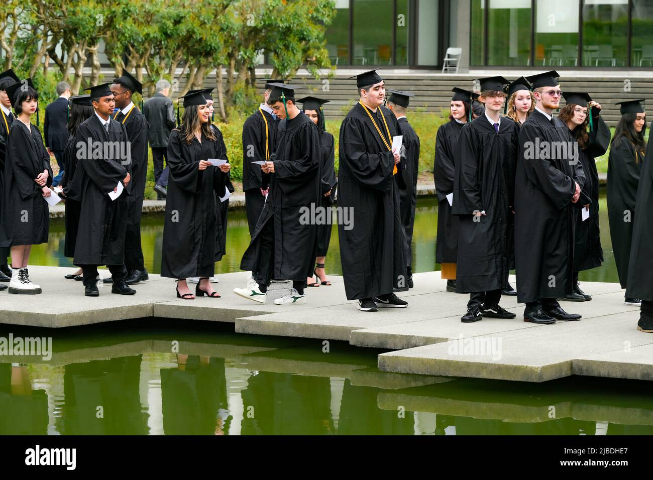 Absolventen Der Burnaby Mountain High School, Simon Fraser University, Burnaby, British Columbia, Kanada Stockfoto
