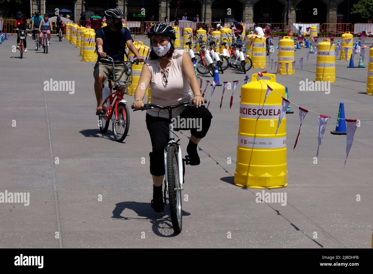 Mexiko-Stadt, Mexiko-Stadt, Mexiko. 4.. Juni 2022. Personen besuchen das Fahrradfestival im Rahmen des World Bike Day mit mehr als 50 kostenlosen Aktivitäten, Fahrradschule, Workshops und Kursen an diesem Wochenende. Zusätzlich zu einem Fahrradmuseum. Am 4. Juni 2022 In Mexiko-Stadt, Mexiko. (Bild: © Luis Barron/eyepix via ZUMA Press Wire) Stockfoto