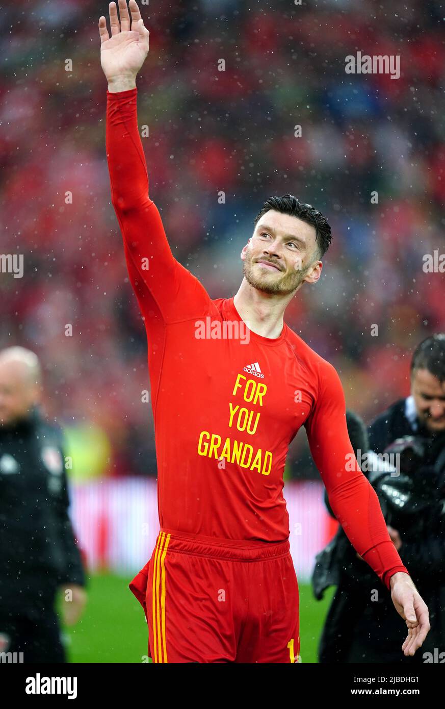Der walisische Kieffer Moore feiert mit einem Trikot in Erinnerung an seinen Großvater, nachdem er sich nach dem Sieg im Qualifikationsspiel der FIFA Fußball-Weltmeisterschaft 2022 im Cardiff City Stadium in Cardiff für die Qatar World Cup qualifiziert hatte. Bilddatum: Sonntag, 5. Juni 2022. Stockfoto