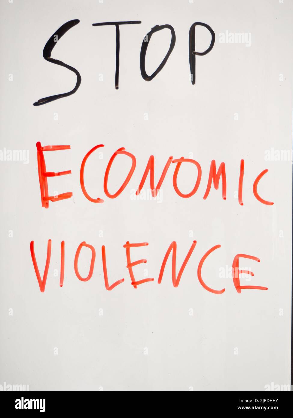 Plakat warnt vor der Gefahr eines Wirtschaftskrieges in der Welt Stockfoto