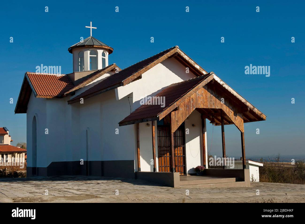 Blick auf das neu erbaute Katina-Kloster "Heilige vierzig Märtyrer", das auf den Ruinen und dem authentischen Steinkreuz einer alten orthodoxen Kirche, Katina, erbaut wurde Stockfoto