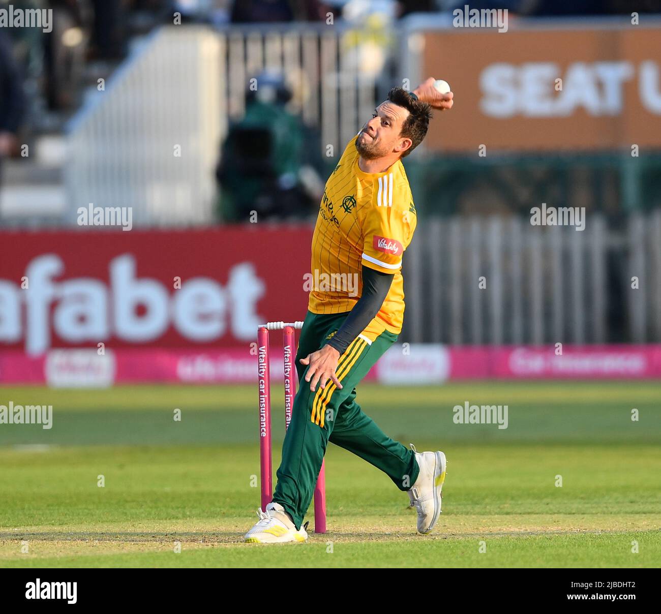 Steven Mullaney bowelt für Nottinghamshire Outlaws in einem T20 Blast Match gegen Derbyshire Falcons Stockfoto