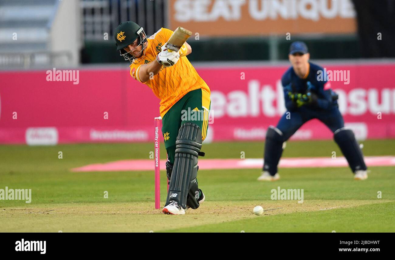 Joe Clarke hat sich in einem T20 Blast Match gegen Derbyshire Falcons gegen Nottinghamshire Outlaws geschlagen Stockfoto