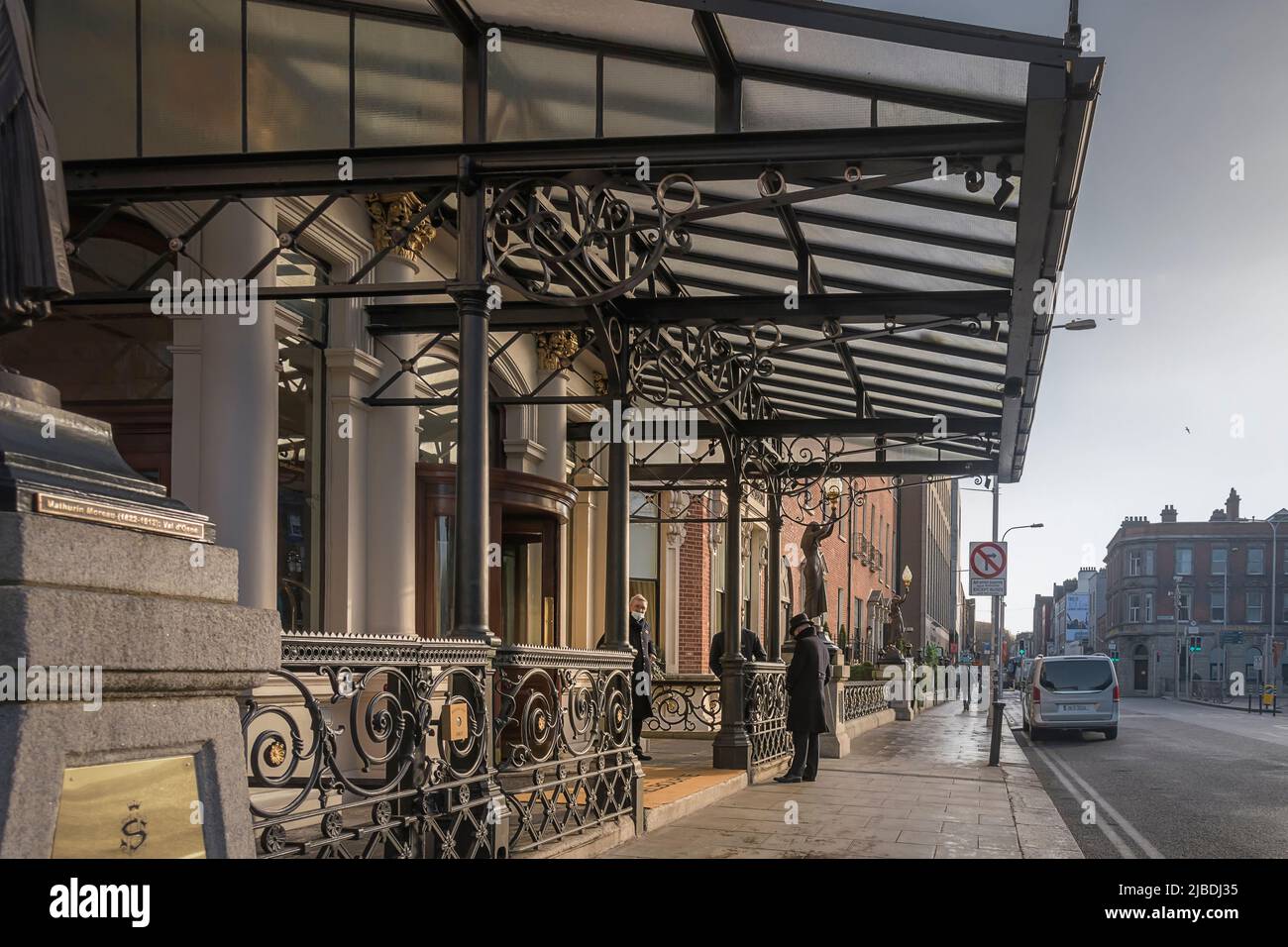 Der Portier in Uniform befindet sich am Eingang des Shelbourne Hotels auf St. Stephen's Green, Dublin. Irland. Stockfoto
