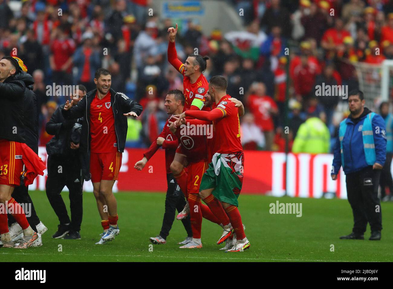 Cardiff, Großbritannien. 05.. Juni 2022. Gareth Bale aus Wales feiert nach dem Spiel ihren Sieg mit Teamkollegen. Am Sonntag, den 5.. Juni 2022, spielt die FIFA-Weltmeisterschaft 2022 im Cardiff City Stadium in Cardiff, South Wales, gegen die Ukraine. Nur zur redaktionellen Verwendung. Bild von Andrew Orchard/Andrew Orchard Sports Photography/Alamy Live News Credit: Andrew Orchard Sports Photography/Alamy Live News Stockfoto