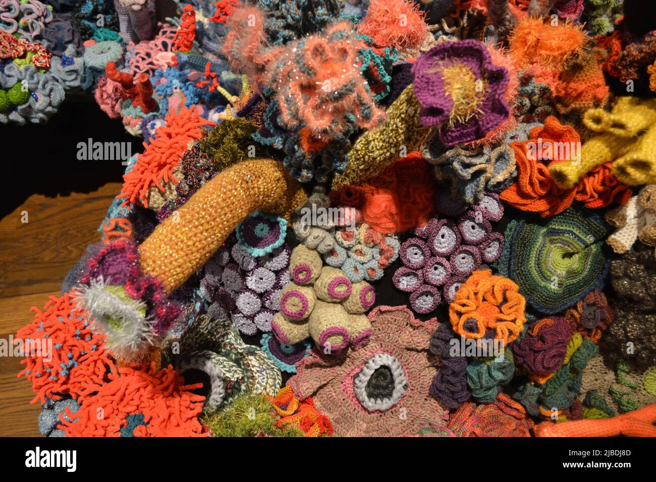 Gehäkelte Muster in Form von Korallen in verschiedenen Farben Stockfoto