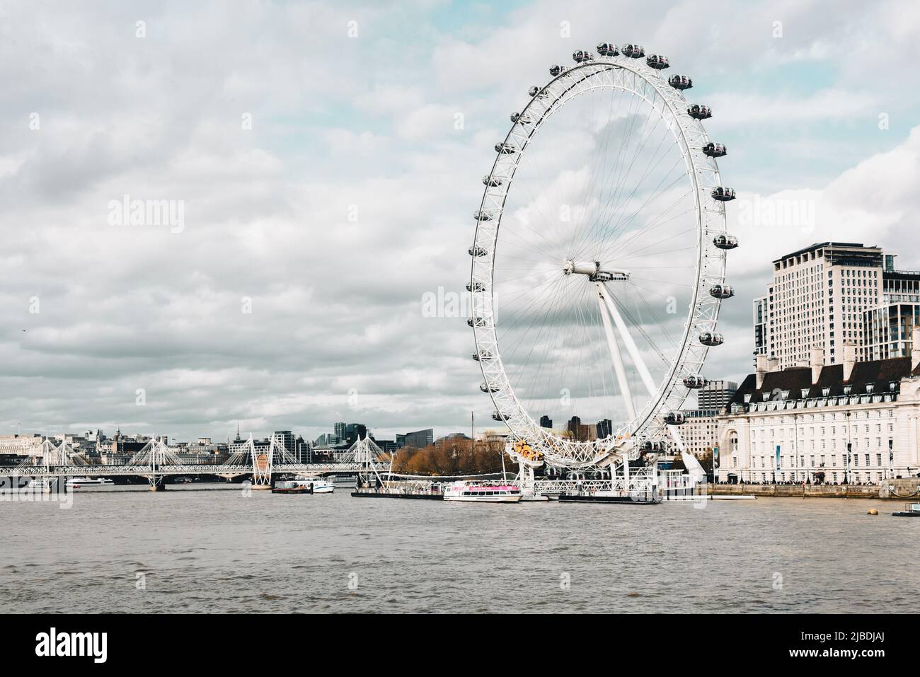 London, England - 5 2022. April - das London Eye ist eine Touristenattraktion am Südufer von London, die die Menschen auf der ganzen Welt besuchen, um sie zu sehen Stockfoto