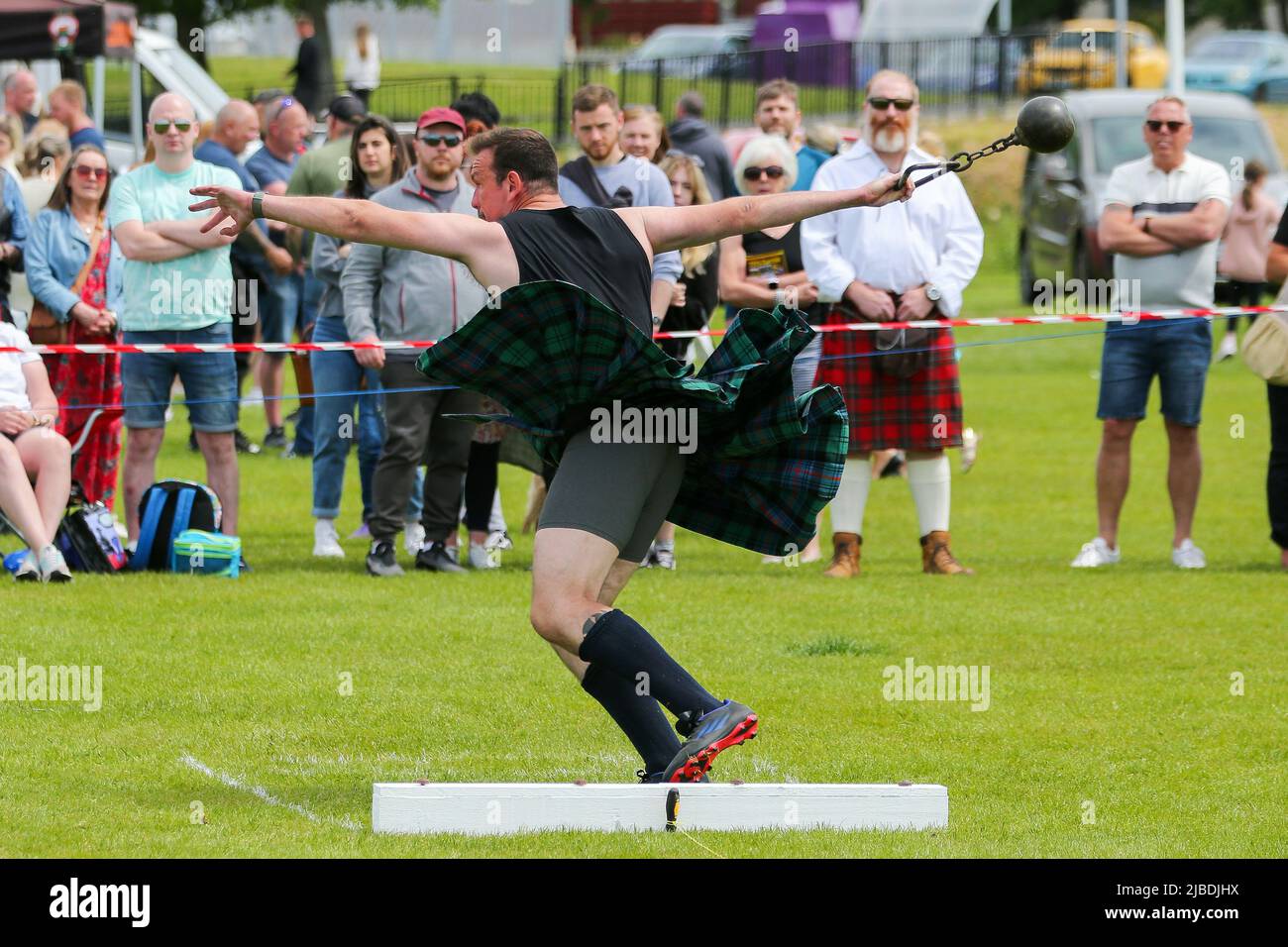 Girvan, Großbritannien. 05.. Juni 2022. Nach zwei Jahren Abwesenheit aufgrund von Covid-Beschränkungen kehrten die Carrick Lowland Games nach Girvan in South Ayrshire zurück, wo sie regelmäßig traditionelle Highland-Tanzwettbewerbe, Piping-Wettbewerbe und die allseits beliebten Schwergewicht-Hochlandsportarten wie Steinwurf, Hammerwerfen, Barräumen und Stangenwerfen ausgetragen wurden. Einige bekannte Sportpersönlichkeiten nahmen Teil, darunter Neil Elliot aus Helensburgh, ein ehemaliger Champion der Spiele. Kredit: Findlay/Alamy Live Nachrichten Stockfoto