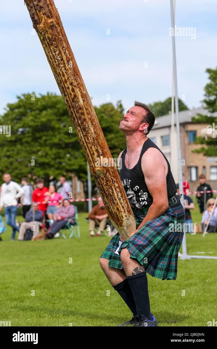 Girvan, Großbritannien. 05.. Juni 2022. Nach zwei Jahren Abwesenheit aufgrund von Covid-Beschränkungen kehrten die Carrick Lowland Games nach Girvan in South Ayrshire zurück, wo sie regelmäßig traditionelle Highland-Tanzwettbewerbe, Piping-Wettbewerbe und die allseits beliebten Schwergewicht-Hochlandsportarten wie Steinwurf, Hammerwerfen, Barräumen und Stangenwerfen ausgetragen wurden. Einige bekannte Sportpersönlichkeiten nahmen Teil, darunter Neil Elliot aus Helensburgh, ein ehemaliger Champion der Spiele. Kredit: Findlay/Alamy Live Nachrichten Stockfoto