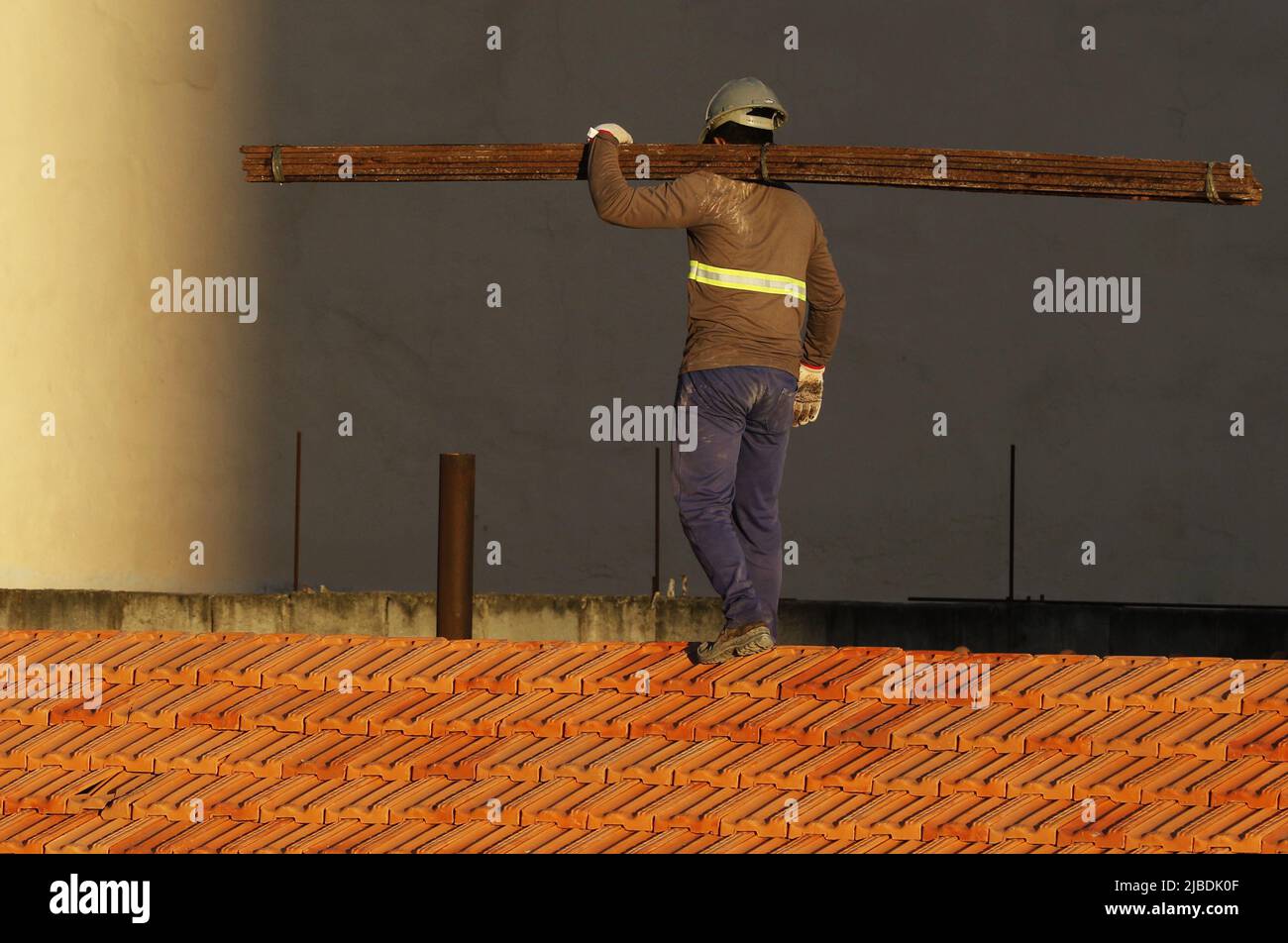 Dachdecker, der am Dachbau arbeitet. Reparatur des Ziegeldachs. Haus im Bau. Arbeiter renoviert Abdichtung Dach des Gebäudes. Zimmermann Stockfoto