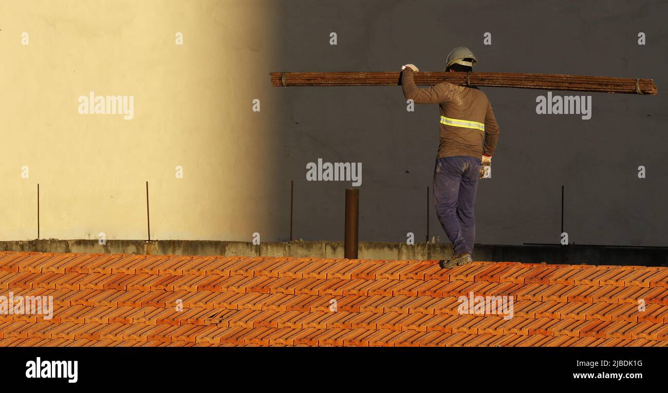 Dachdecker, der am Dachbau arbeitet. Reparatur des Ziegeldachs. Haus im Bau. Arbeiter renoviert Abdichtung Dach des Gebäudes. Zimmermann Stockfoto