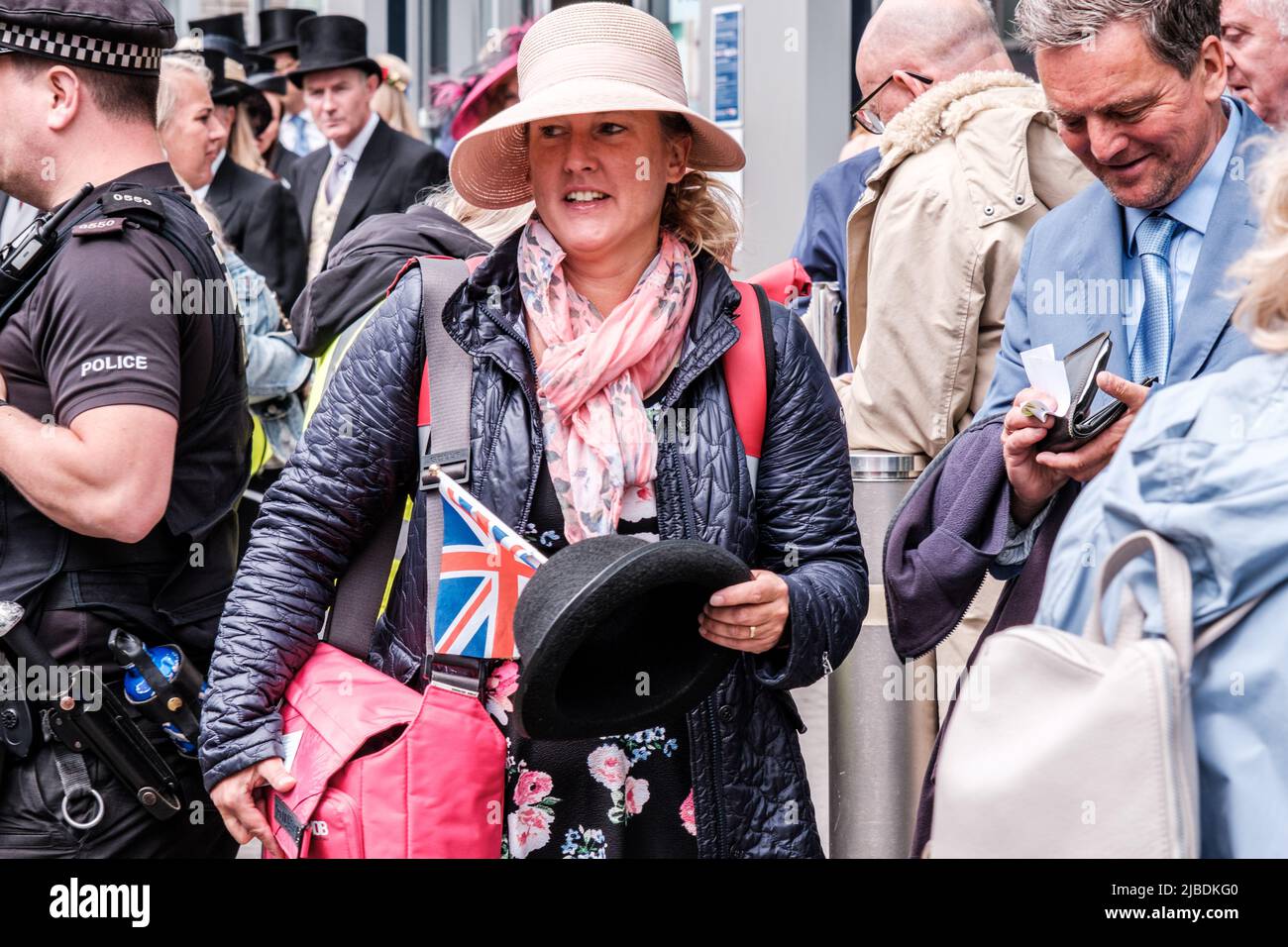 Epsom Surrey, London, Großbritannien, 04 2022. Juni, Frau mit Schwarzem Bowler-Hut und Union Jack Britsh-Flagge, um Epsom Derby zu erreichen Stockfoto