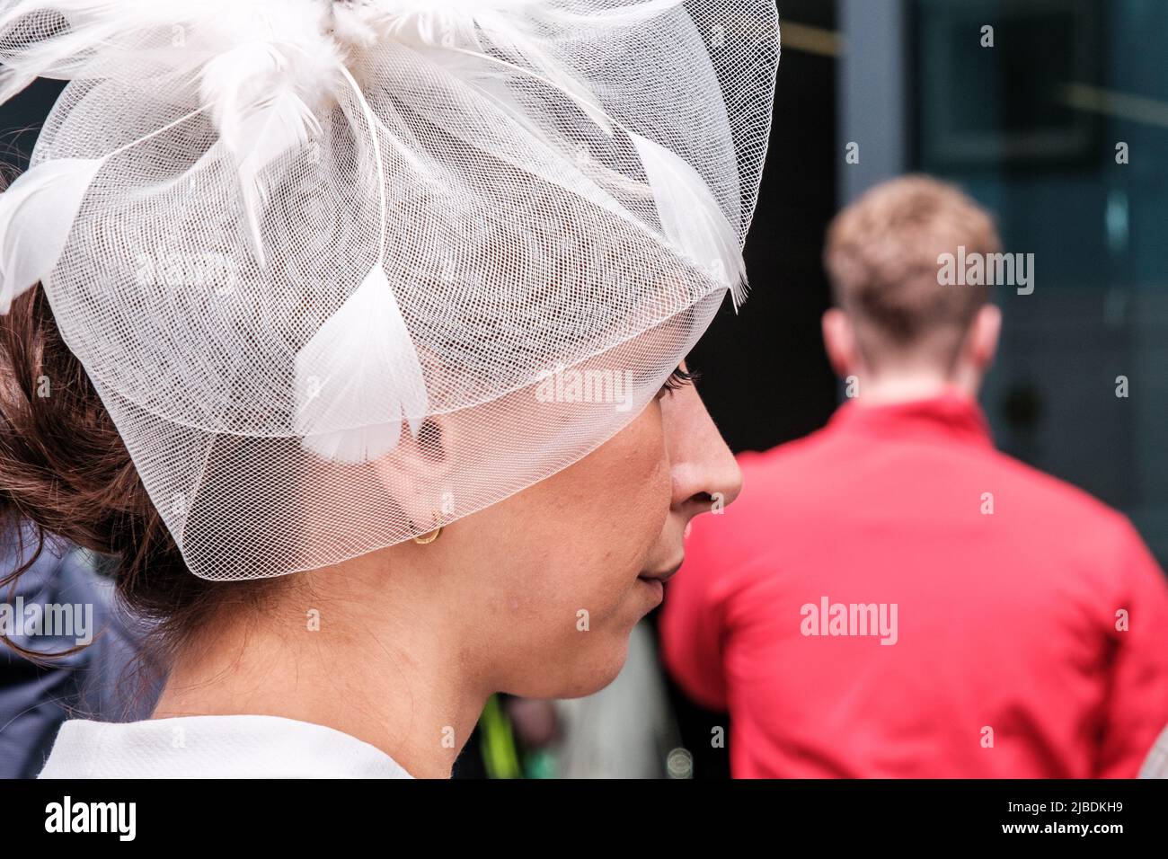Epsom Surrey, London, Großbritannien, Juni 04 2022, Seitenprofil Kopfschuss Junge Frau mit Fascinatorhut Stockfoto