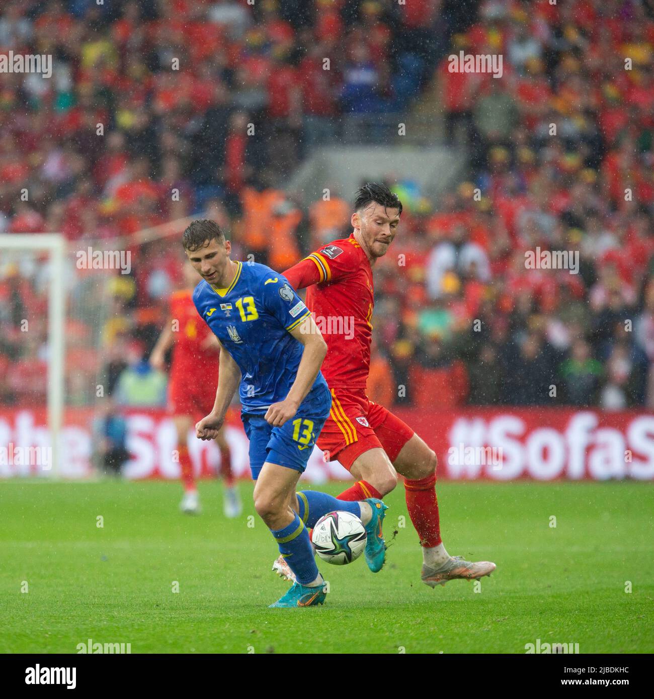 Cardiff, Wales, Großbritannien. 5.. Juni 2022. Illia Zabarnyi aus der Ukraine und Kieffer Moore aus Wales während des FIFA World Cup Play-off-Finalspiels zwischen Wales und der Ukraine im Cardiff City Stadium. Kredit: Mark Hawkins/Alamy Live Nachrichten Stockfoto