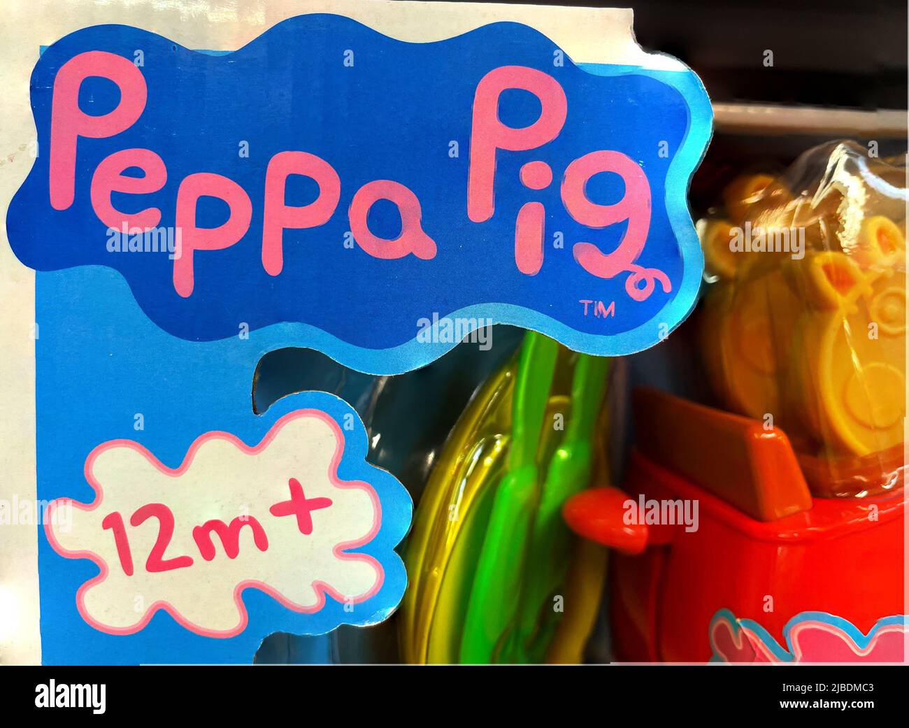 Nürnberg, Deutschland - 4. Juni 2022: Das Logo für die Peppa Pig Show auf einem Paket in einem Supermarkt. Stockfoto