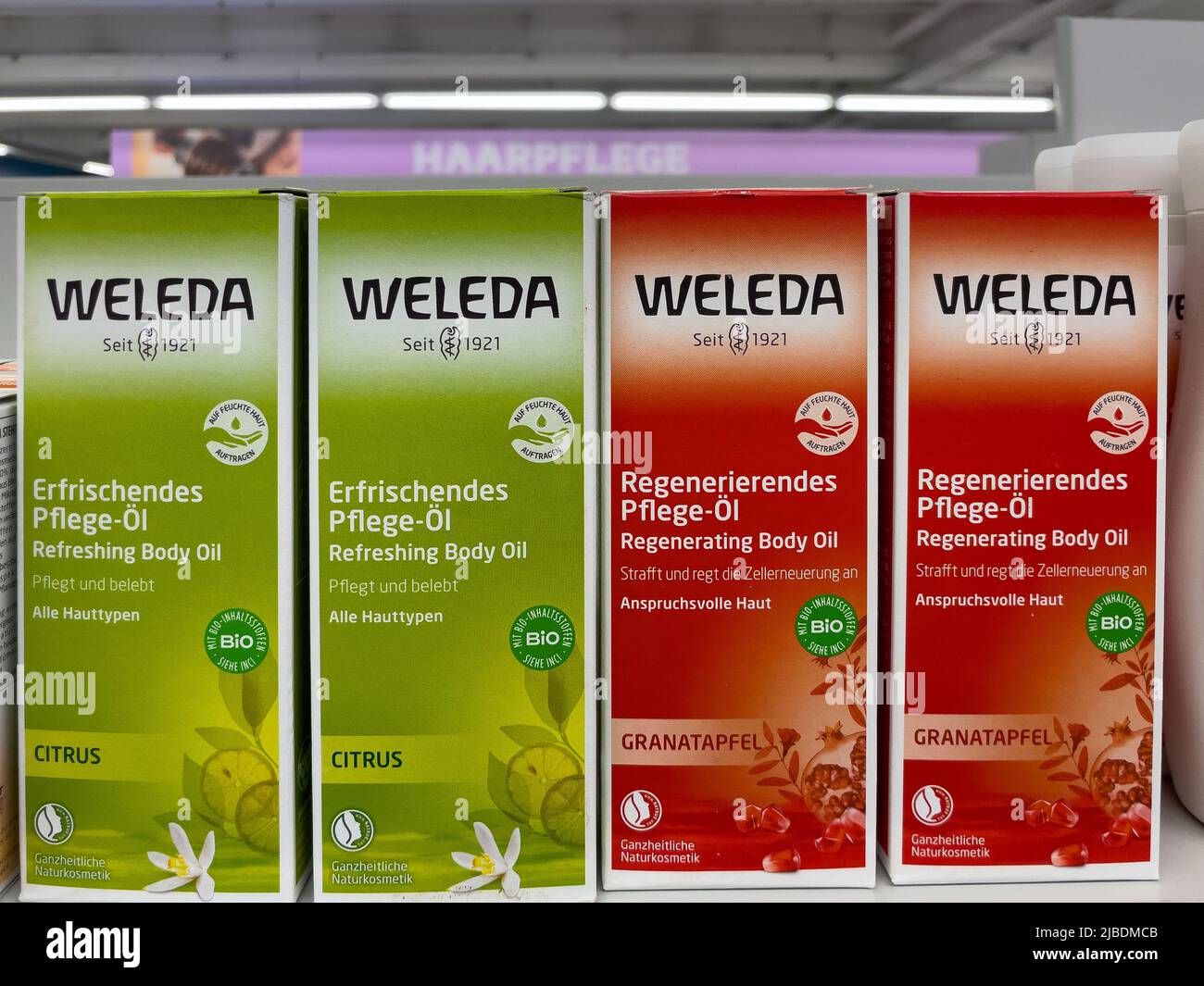 Nürnberg, 4. Juni 2022: Verschiedene Pflegeprodukte der Marke Weleda stehen im Regal auf dem deutschen Bio-Supermarkt Stockfoto