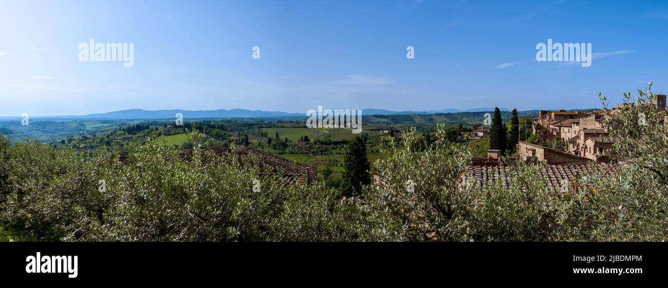 Großartiges Panorama der Landschaft von San Gimignano an Einem wunderschönen Frühlingsmorgen Stockfoto